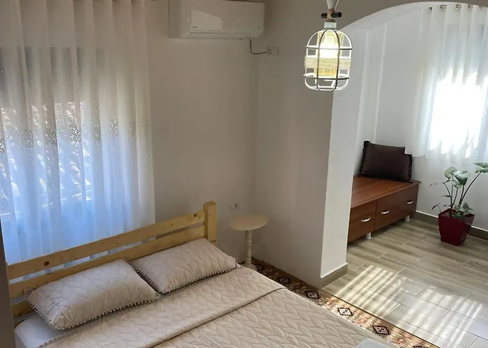 Konukevi Kroi Center 3*